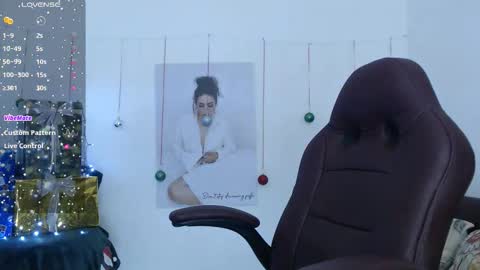 Snapshot of diva_milf chatting on 12-15-25, 05:39 Diva online show from 12-15-25, 05:39