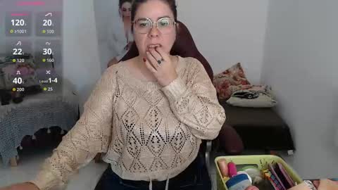 Snapshot of diva_milf chatting on 01-12-26, 07:41 Diva online show from 01-12-26, 07:41