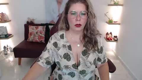 Snapshot of diva_milf chatting on 03-26-26, 07:30 Diva online show from 03-26-26, 07:30