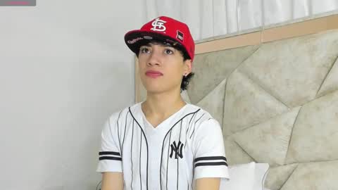 Snapshot of divine_thiagoo chatting on 09-17-25, 01:24 Thiago online show from 09-17-25, 01:24