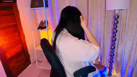 Snapshot of divorced_ms_valeria chatting on 02-23-26, 07:17 Vally online show from 02-23-26, 07:17