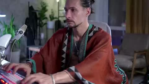 Snapshot of dl_raven chatting on 10-04-25, 06:44 Silverhand online show from 10-04-25, 06:44