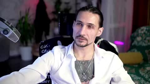 Snapshot of dl_raven chatting on 11-01-25, 10:56 Silverhand online show from 11-01-25, 10:56