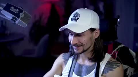 Snapshot of dl_raven chatting on 11-08-25, 10:04 Silverhand online show from 11-08-25, 10:04