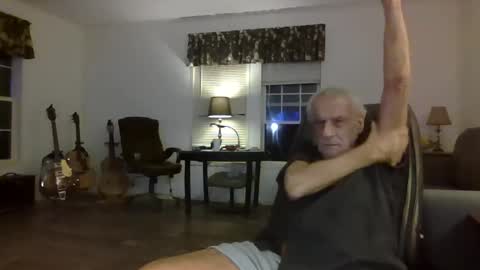 Snapshot of dogluc7 chatting on 12-31-24, 12:43 dogluc7 online show from 12-31-24, 12:43