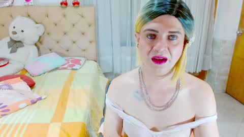 Snapshot of dolldirtyxxx1 chatting on 05-19-26, 05:14 ilona online show from 05-19-26, 05:14