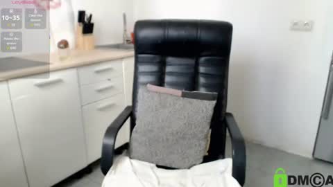 Snapshot of dolly_sun chatting on 07-23-26, 08:23 ILONA online show from 07-23-26, 08:23