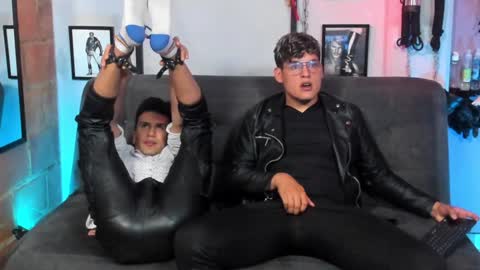 Snapshot of dom2travelers_sm chatting on 01-28-25, 05:56 Diego Castell online show from 01-28-25, 05:56