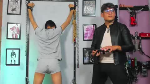 Snapshot of dom2travelers_sm chatting on 02-20-25, 01:40 Diego Castell online show from 02-20-25, 01:40