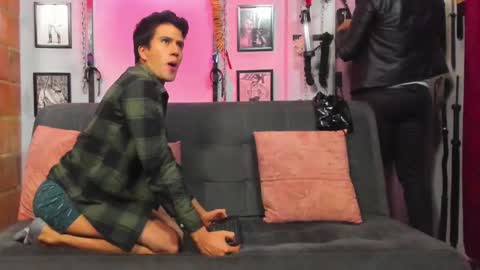 Snapshot of dom2travelers_sm chatting on 03-10-25, 11:21 Diego Castell online show from 03-10-25, 11:21