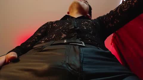 Snapshot of dom2travelers_sm chatting on 09-19-25, 04:07 Diego Castell online show from 09-19-25, 04:07