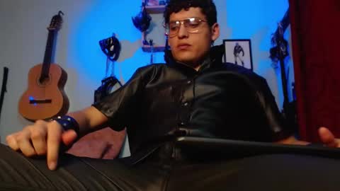 Snapshot of dom2travelers_sm chatting on 09-21-25, 11:06 Diego Castell online show from 09-21-25, 11:06