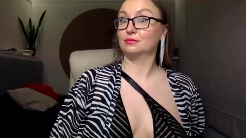 Snapshot of dom_mummy chatting on 11-05-25, 06:02 DOM MUMMY online show from 11-05-25, 06:02