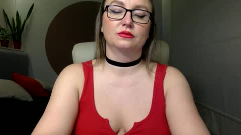 Snapshot of dom_mummy chatting on 11-19-25, 06:02 DOM MUMMY online show from 11-19-25, 06:02