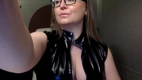 Snapshot of dom_mummy chatting on 01-08-26, 06:16 DOM MUMMY online show from 01-08-26, 06:16