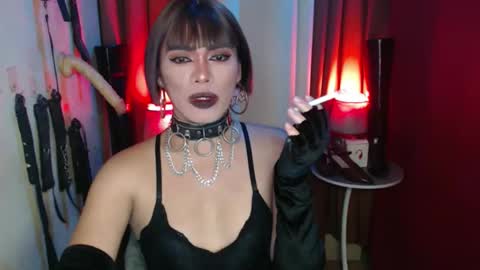 Snapshot of dominantrix_diannaxxx chatting on 11-19-25, 06:41 diana online show from 11-19-25, 06:41
