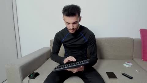 Snapshot of dominicvalente chatting on 10-19-25, 07:47 dominicvalente online show from 10-19-25, 07:47