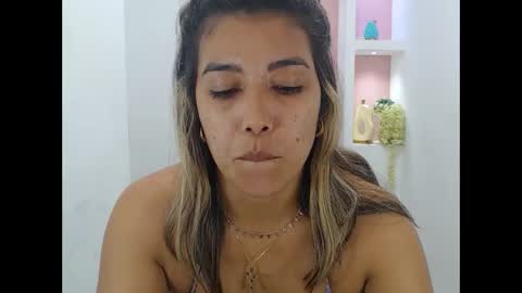 Snapshot of dona_tella chatting on 09-11-25, 04:40 dona_tella online show from 09-11-25, 04:40