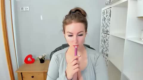 Snapshot of donnasensual chatting on 09-15-25, 08:42 DonnaSensual online show from 09-15-25, 08:42