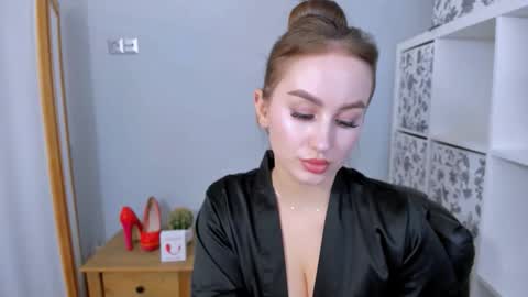 Snapshot of donnasensual chatting on 11-19-25, 03:45 DonnaSensual online show from 11-19-25, 03:45