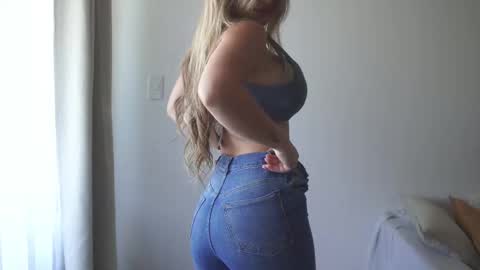 Snapshot of donnna19 chatting on 10-09-25, 12:14 Donatella online show from 10-09-25, 12:14