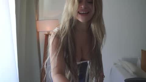 Snapshot of donnna19 chatting on 10-16-25, 12:06 Donatella online show from 10-16-25, 12:06