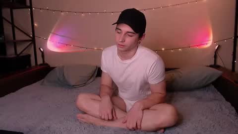 Snapshot of dontknowloool chatting on 10-23-25, 08:18 EliotKenny online show from 10-23-25, 08:18