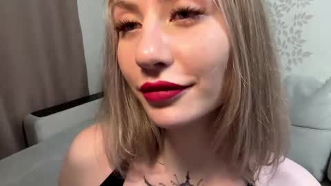 Snapshot of dorielathern chatting on 12-13-25, 07:53 Dori online show from 12-13-25, 07:53