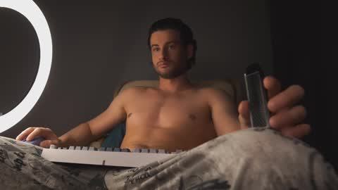 Snapshot of double_luckystrike chatting on 03-11-25, 12:44 Keen online show from 03-11-25, 12:44