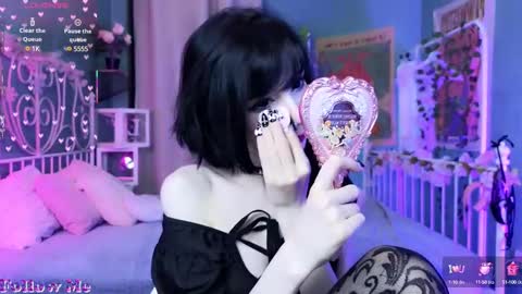 Snapshot of draculaura_ chatting on 02-23-25, 12:19 Draculaura online show from 02-23-25, 12:19