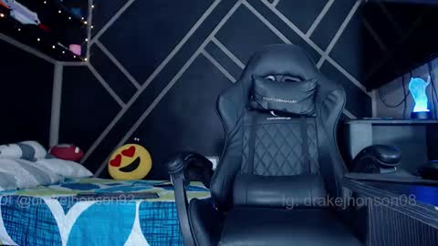 Snapshot of drake_jhonson08 chatting on 03-05-26, 04:30 Drake online show from 03-05-26, 04:30