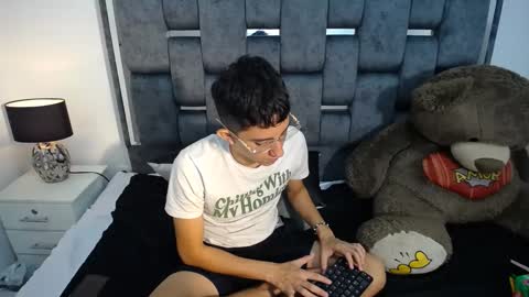 Snapshot of dravith_and_valery chatting on 03-01-25, 02:37 -- nicolle and jhon -- online show from 03-01-25, 02:37