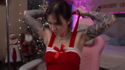 Snapshot of dreamgogo chatting on 12-25-24, 02:46 Sarah online show from 12-25-24, 02:46