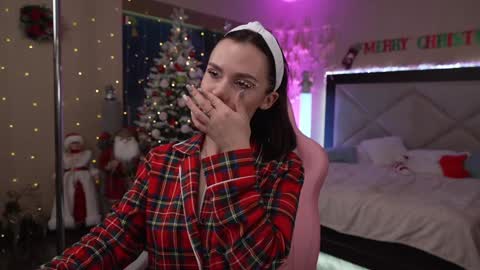 Snapshot of dreamgogo chatting on 12-26-24, 01:18 Sarah online show from 12-26-24, 01:18