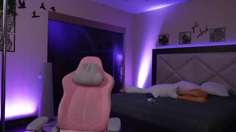 Snapshot of dreamgogo chatting on 02-08-25, 01:11 Sarah online show from 02-08-25, 01:11