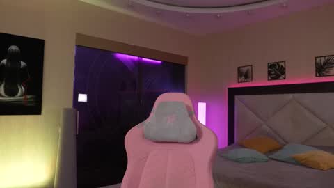 Snapshot of dreamgogo chatting on 09-28-25, 09:31 Sarah online show from 09-28-25, 09:31