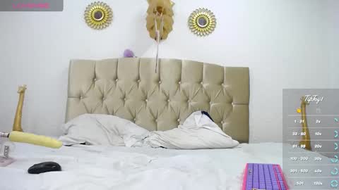 Snapshot of dreams_sophi chatting on 03-09-25, 08:21 Sophia online show from 03-09-25, 08:21