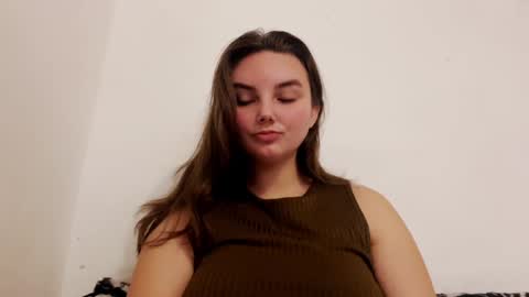 Snapshot of dreamyblushfairy chatting on 12-04-24, 12:25 Mila online show from 12-04-24, 12:25