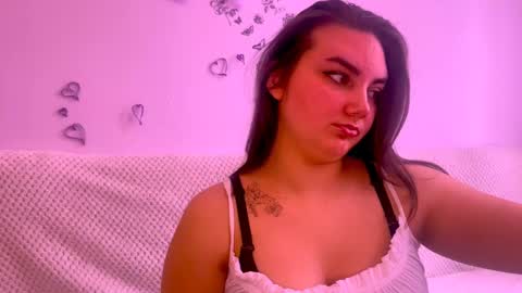 Snapshot of dreamyblushfairy chatting on 03-12-25, 07:35 Mila online show from 03-12-25, 07:35