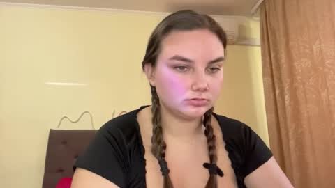 Snapshot of dreamyblushfairy chatting on 10-13-25, 02:50 Mila online show from 10-13-25, 02:50