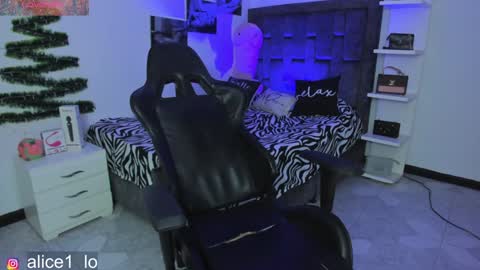 Snapshot of dulce_alice_ chatting on 01-07-25, 01:35  ALICE  online show from 01-07-25, 01:35