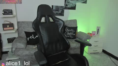Snapshot of dulce_alice_ chatting on 01-27-25, 01:52  ALICE  online show from 01-27-25, 01:52