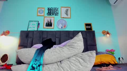 DULCE AURORA online show from 02-20-25, 05:55