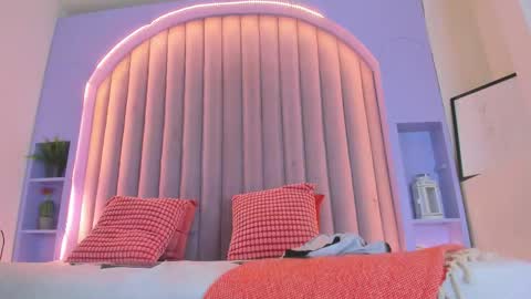 DULCE AURORA online show from 11-26-25, 12:00