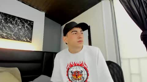 Snapshot of duolust chatting on 10-07-25, 01:19 Thomas and Noah online show from 10-07-25, 01:19