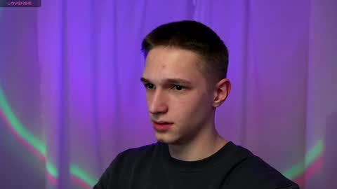 Snapshot of dustyn_fox chatting on 12-30-24, 04:42 Dustyn online show from 12-30-24, 04:42