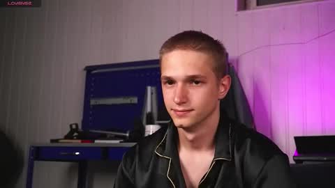 Snapshot of dustyn_fox chatting on 09-24-25, 04:43 Dustyn online show from 09-24-25, 04:43