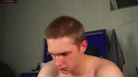 Snapshot of dustyn_fox chatting on 10-09-25, 04:38 Dustyn online show from 10-09-25, 04:38