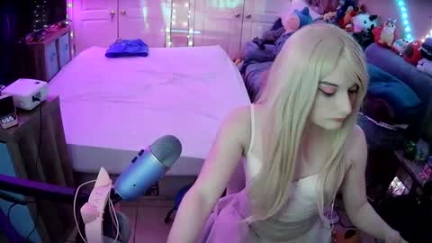 Snapshot of dvadaisy chatting on 01-17-25, 10:01 DvaDaisy online show from 01-17-25, 10:01