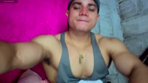 Snapshot of dylangusss chatting on 01-10-26, 01:18 Dylangusss online show from 01-10-26, 01:18